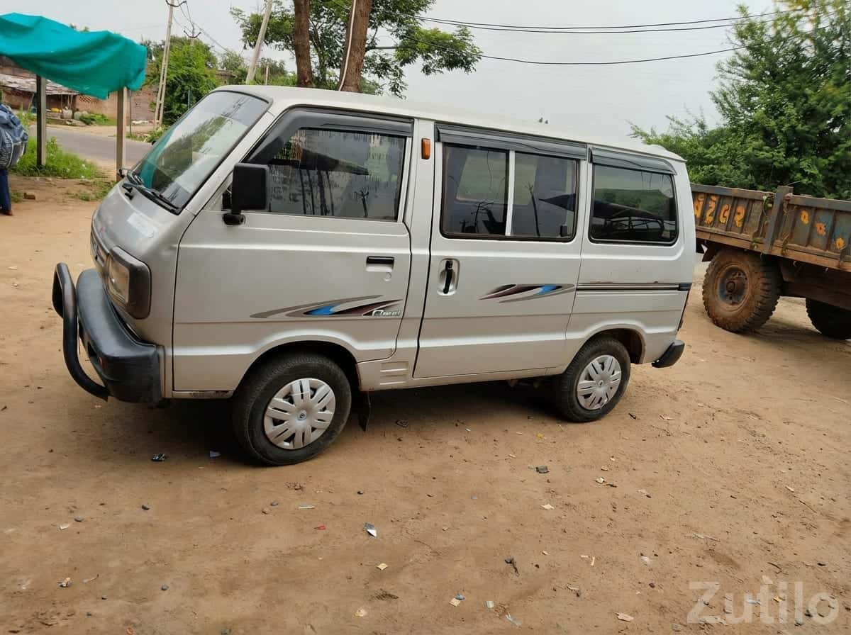 Silver Maruti Omni Family Van