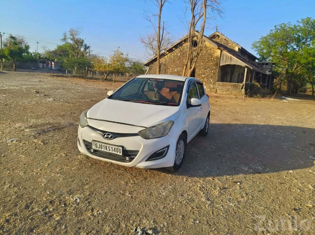 Hyundai i20 White Hatchback Car Hyundai i20 White Hatchback Car