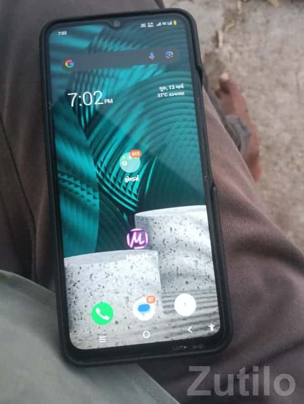 Sturdy Android Smartphone with Case Sturdy Android Smartphone with Case