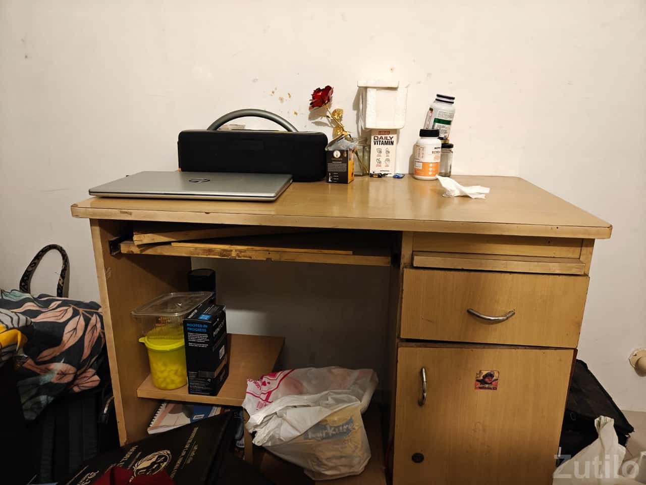 Table with compartments and in good condition