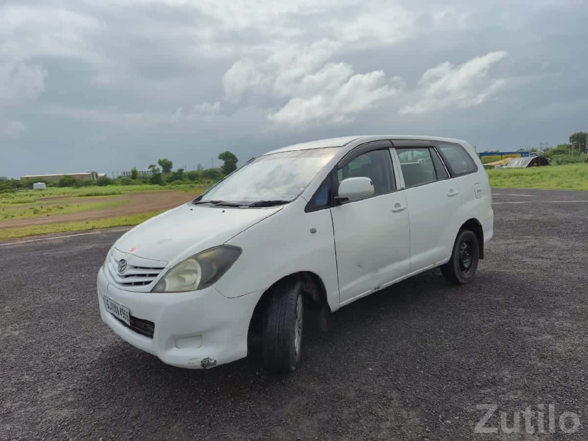 Toyota Innova White MPV