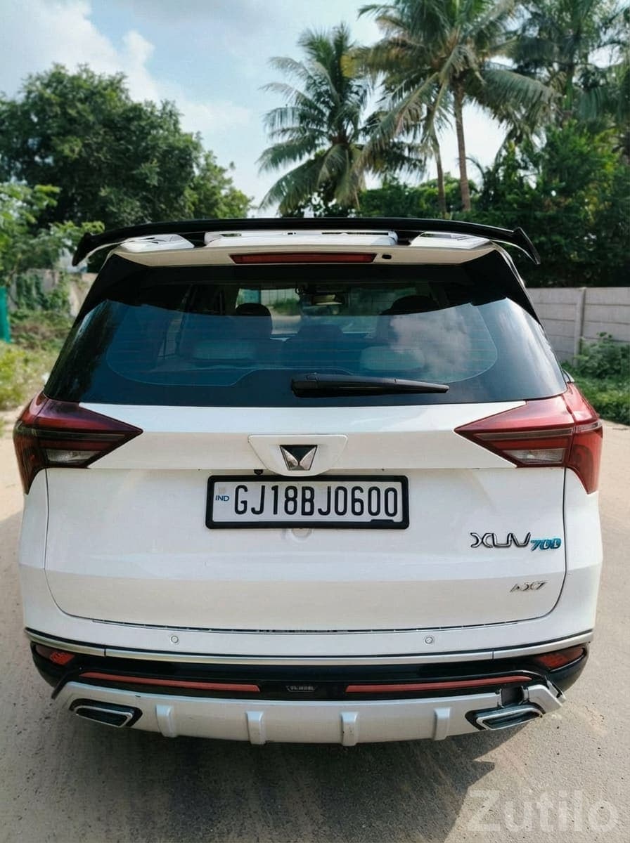 Mahindra XUV700 Premium White SUV image 2