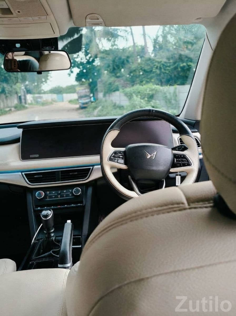 Mahindra XUV700 Premium White SUV image 3