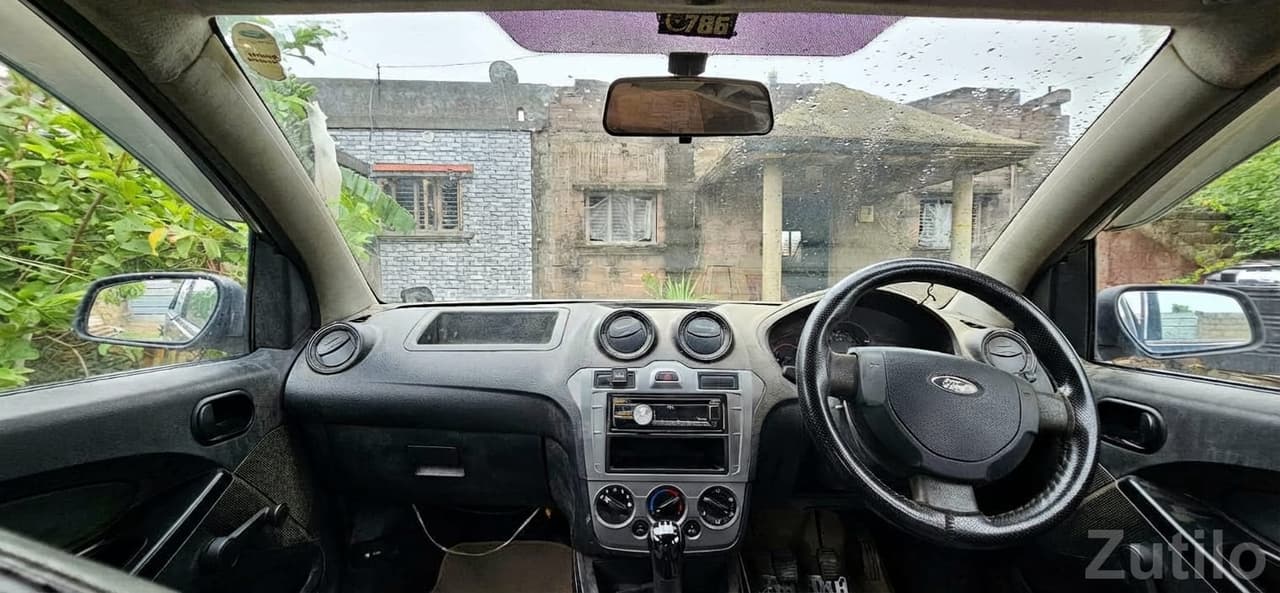 Used Ford Figo Black Hatchback Car image 2