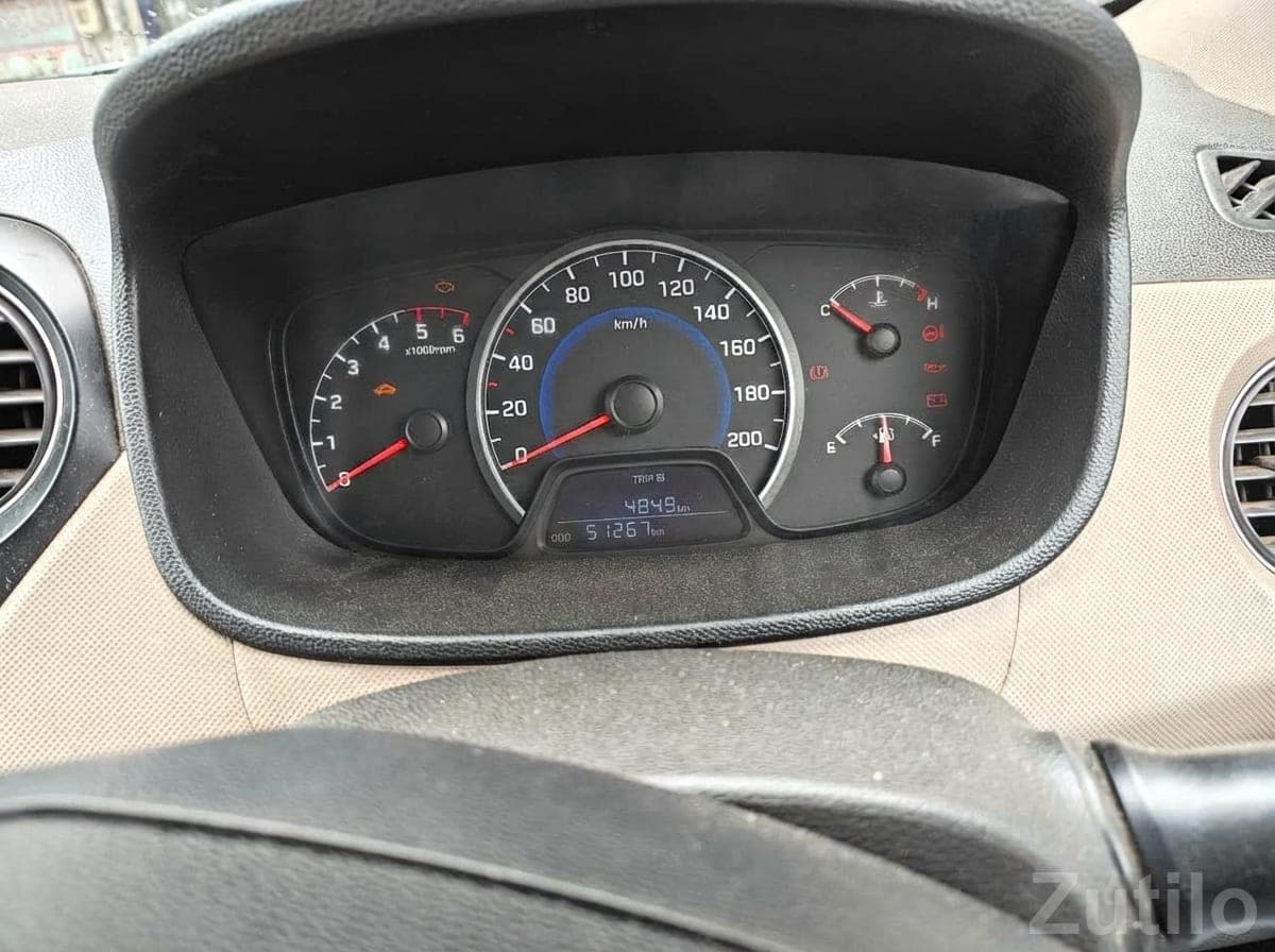 Hyundai Grand i10 White Hatchback image 2