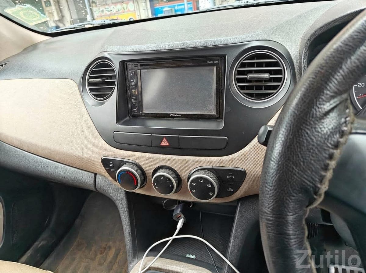 Hyundai Grand i10 White Hatchback image 3