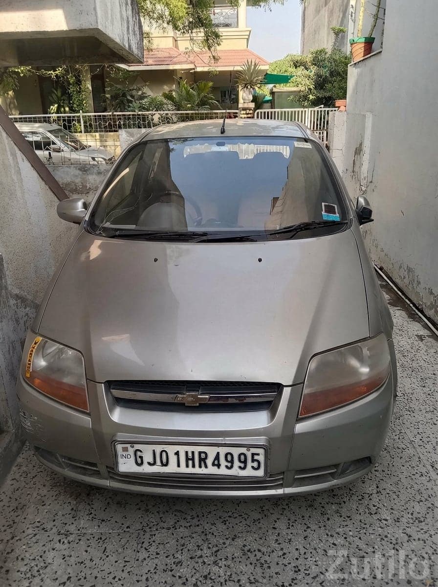 Chevrolet U-VA Hatchback Silver Car image 4