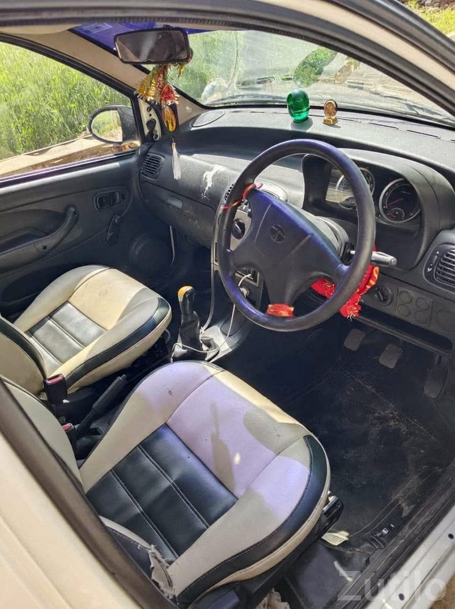 Compact Hatchback with Music System image 3