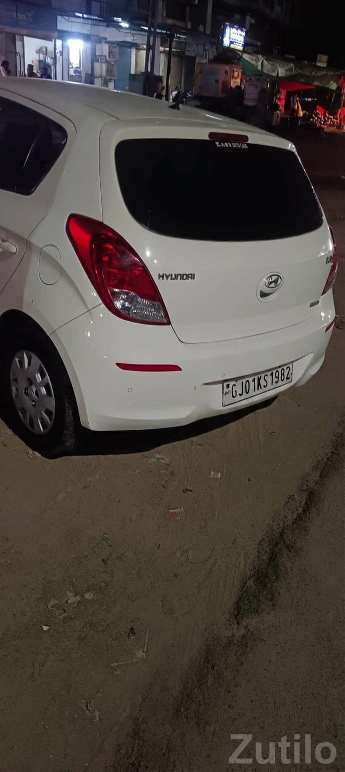 White Hyundai i20 Hatchback Car image 2