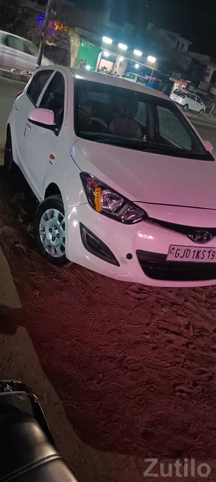 White Hyundai i20 Hatchback Car image 3