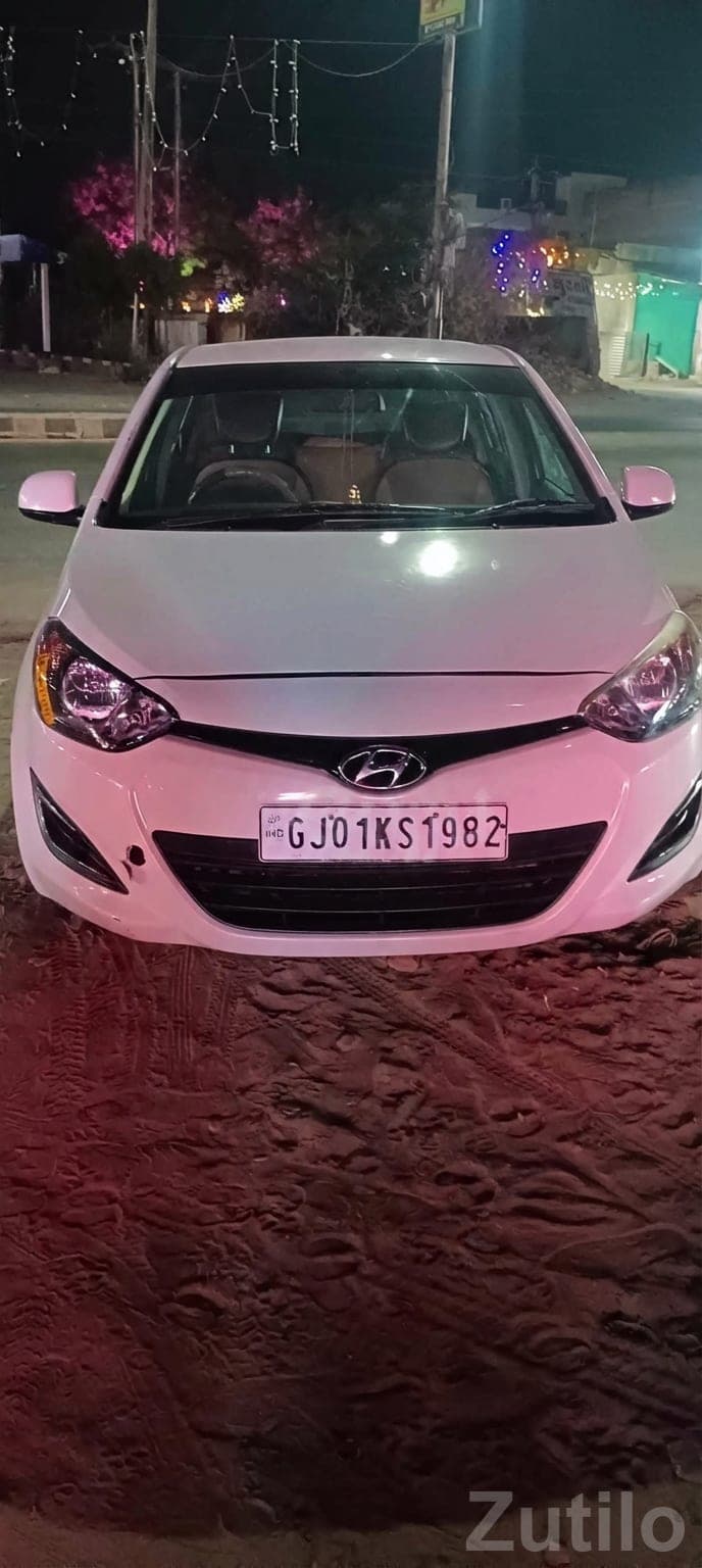 White Hyundai i20 Hatchback Car image 4