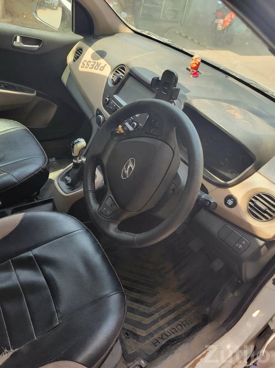 White Compact Sedan with Alloys image 4