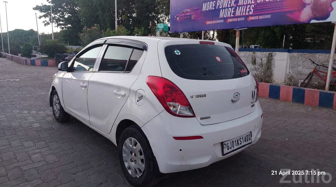 Hyundai i20 White Hatchback Car image 2