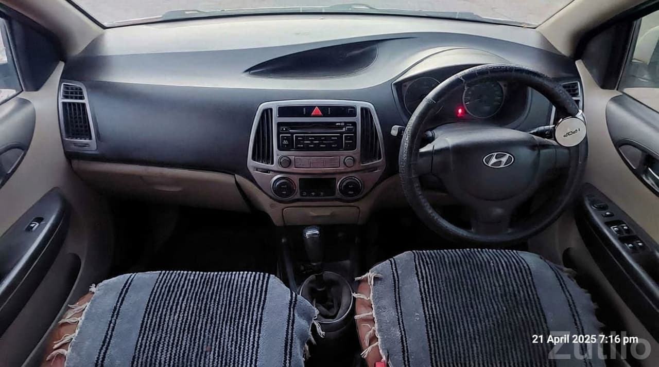 Hyundai i20 White Hatchback Car image 3