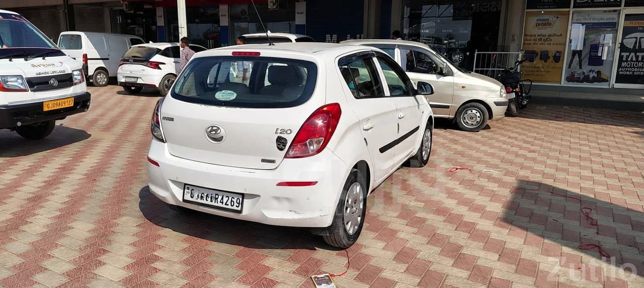 Hyundai i20 Magna White Hatchback image 4