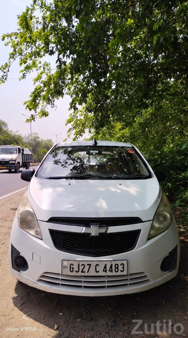 Chevrolet Beat White Hatchback Car image 4