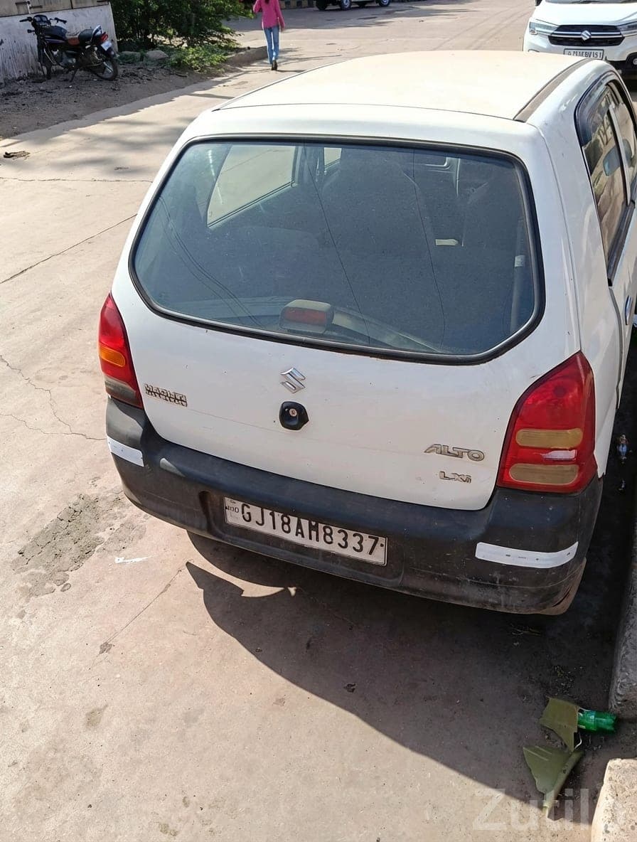 White Maruti Alto 800 – Reliable City Car image 2
