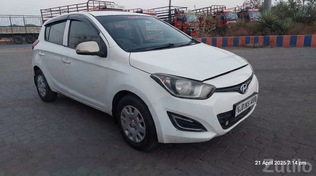 Hyundai i20 White Hatchback Car image 3