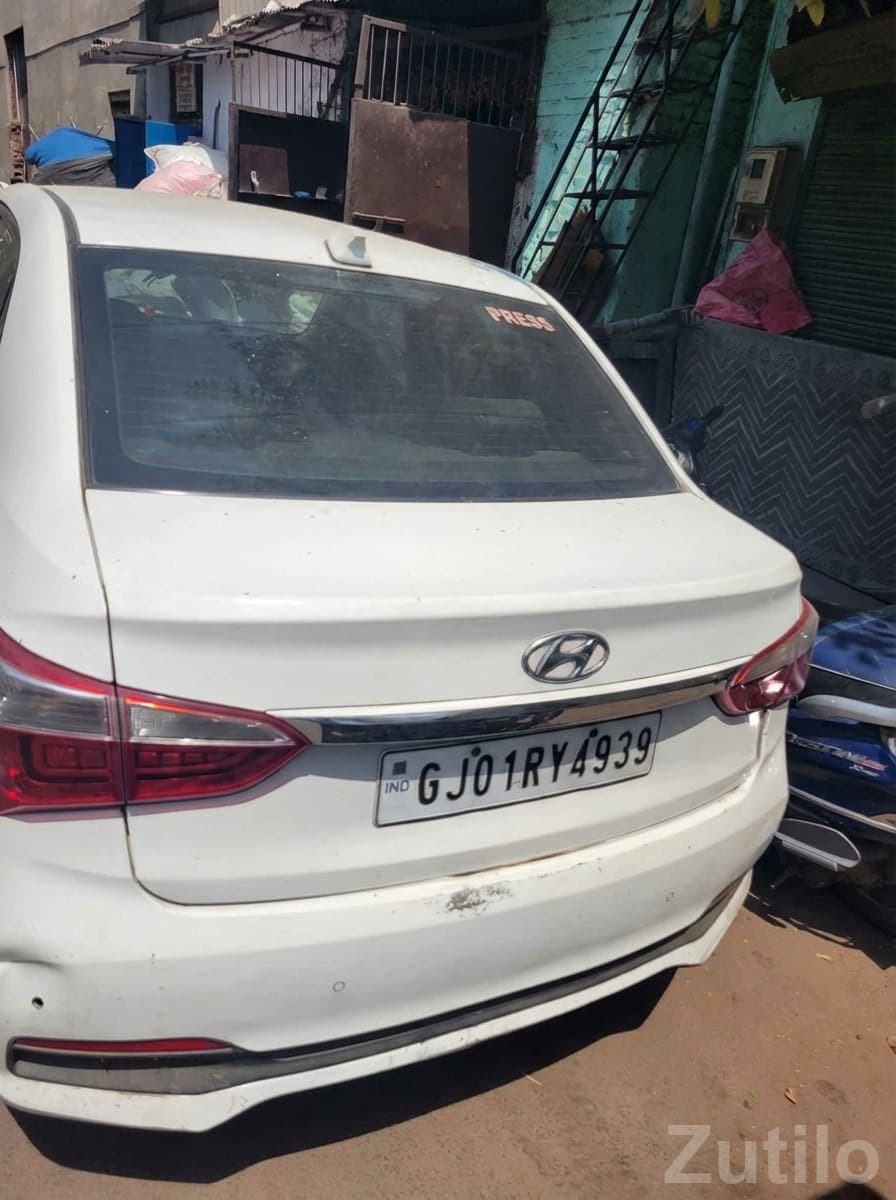 White Compact Sedan with Alloy Wheels image 4