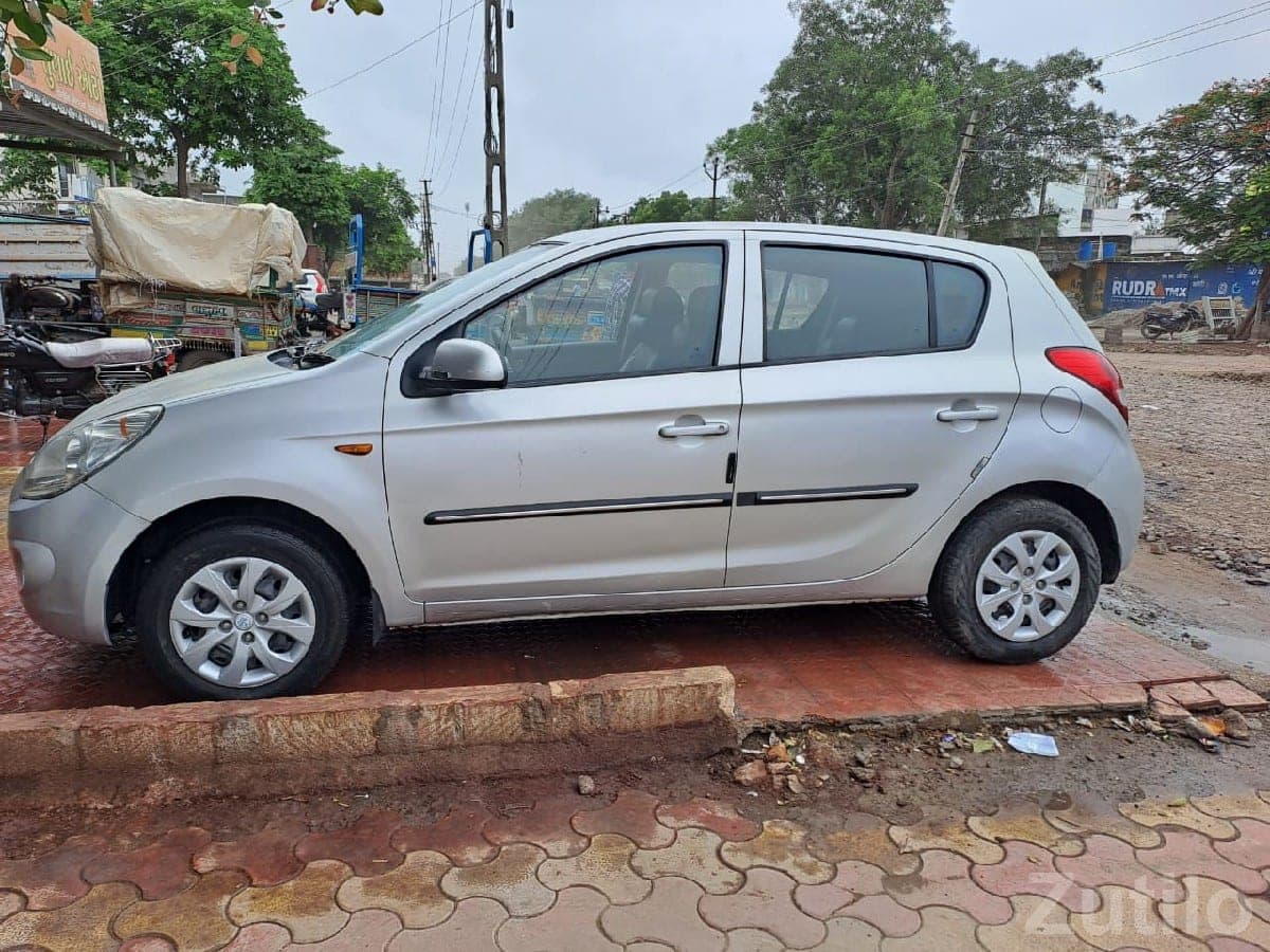 Hyundai i20 Silver Hatchback Car image 2
