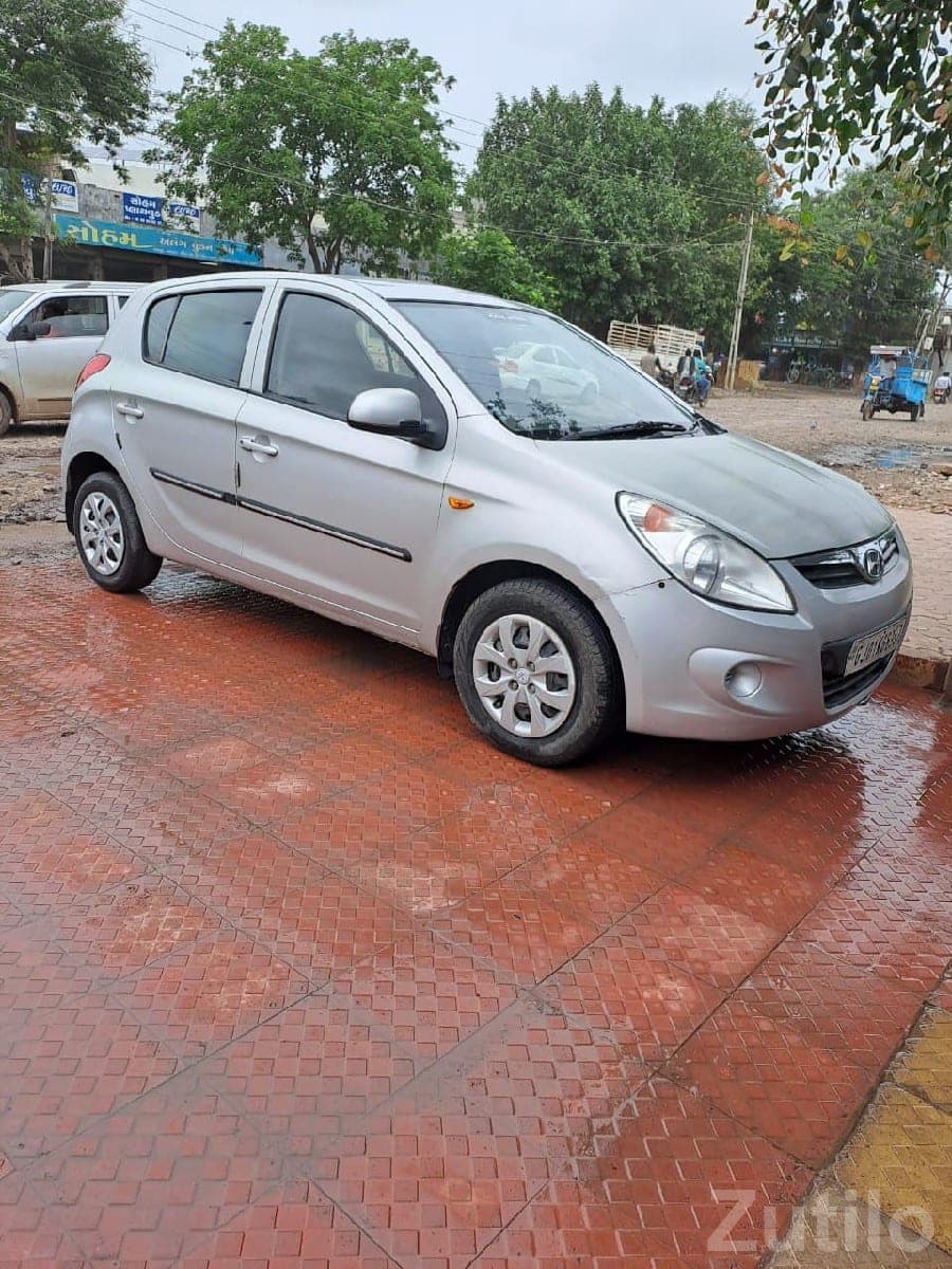 Hyundai i20 Silver Petrol Family Car image 2