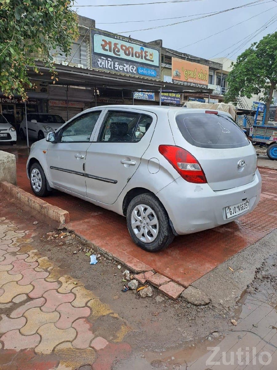Hyundai i20 Silver Petrol Family Car image 3