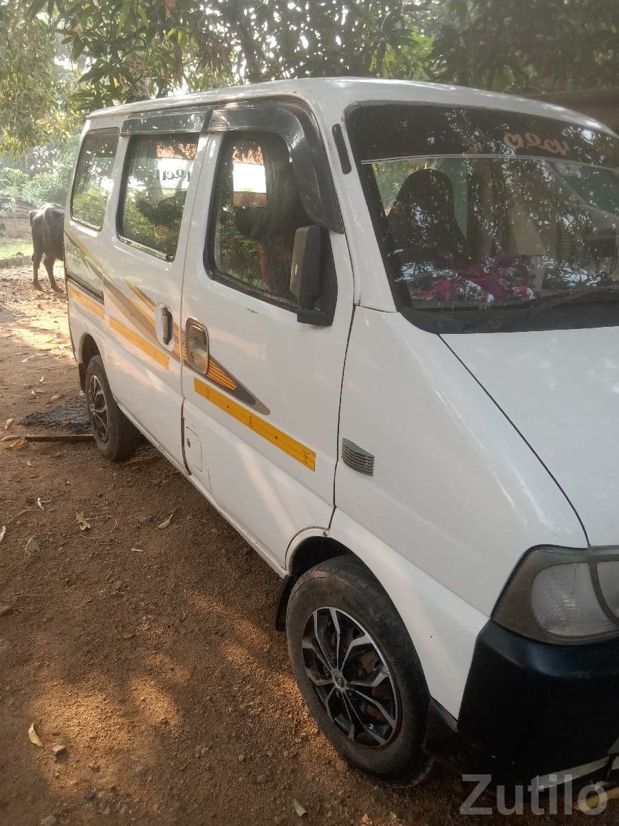Maruti Eeco with Premium Black-Red Seats image 2