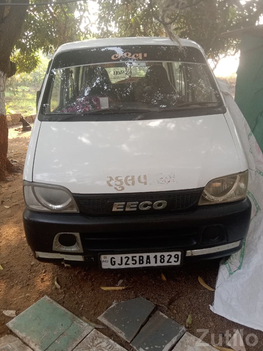 Maruti Eeco with Premium Black-Red Seats image 3