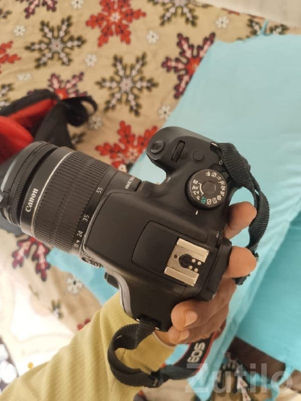 Canon DSLR Camera with LCD Screen image 3