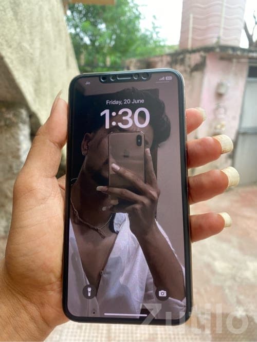 Gold Apple iPhone X in Good Condition image 2