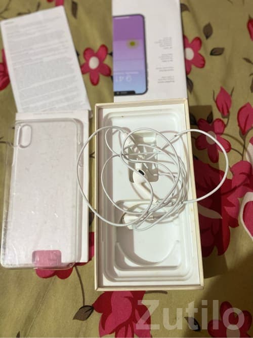 Gold Apple iPhone X in Good Condition image 3