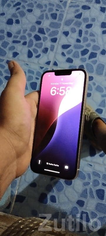 Sleek iPhone with Flat Metal Frame image 3