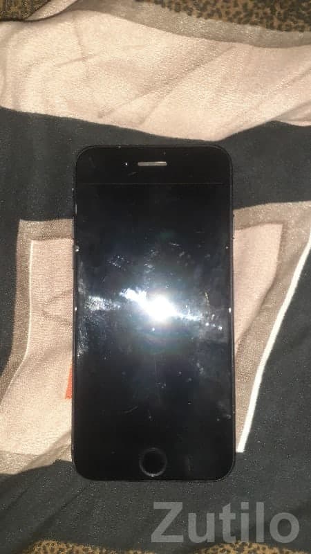 Black Apple iPhone 7 in Good Condition image 2
