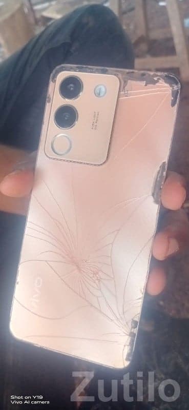 Vivo smartphone with triple camera gold image 3