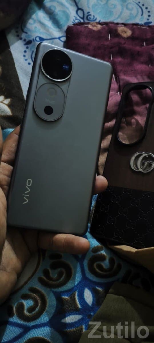 Vivo V40 with In‑Display Fingerprint image 3