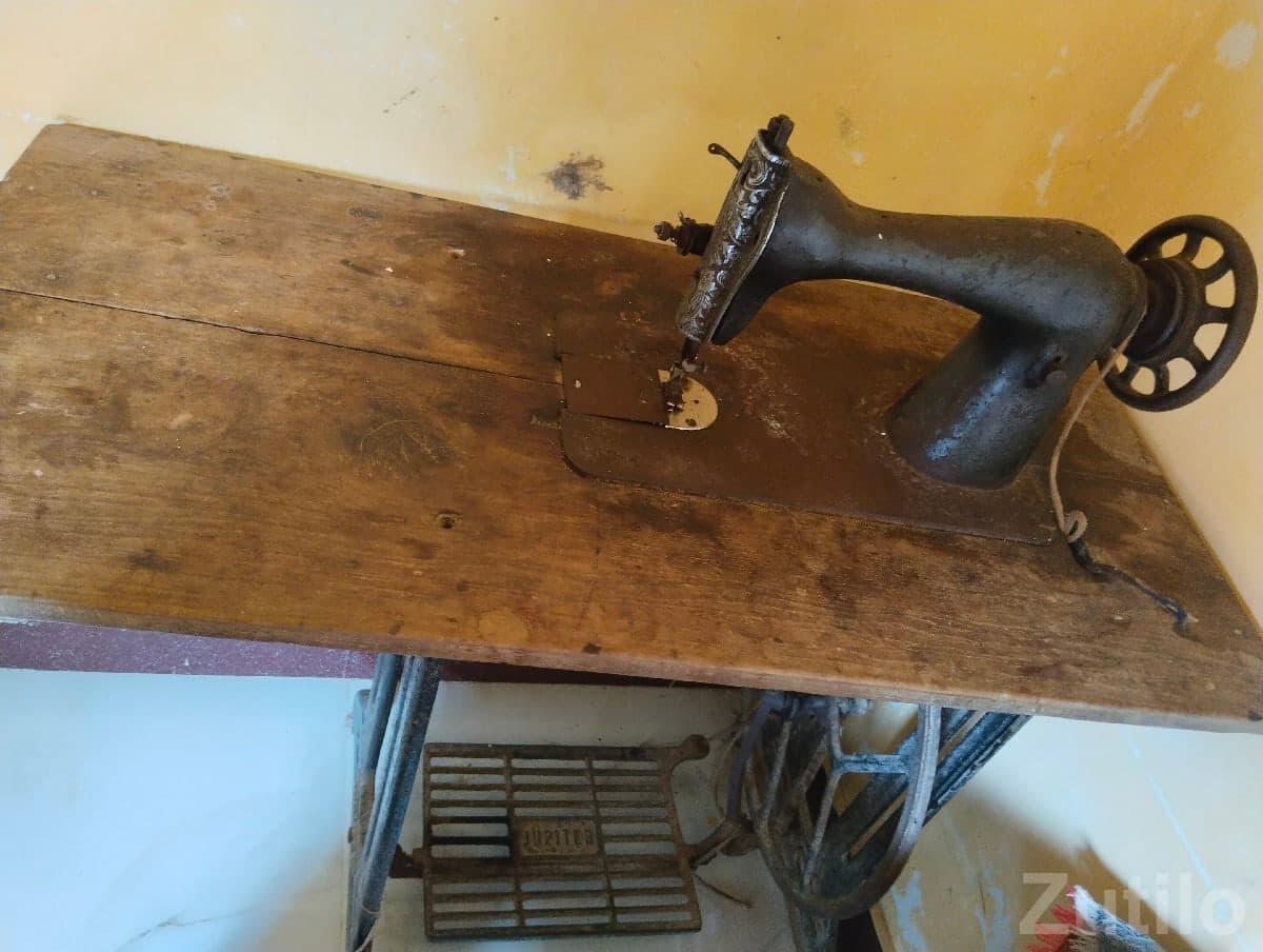 Old Manual Sewing Machine for Repair image 2