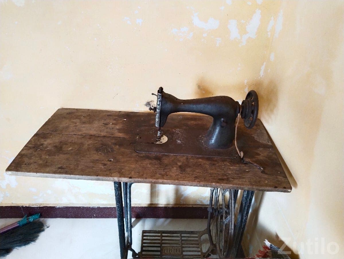 Old Manual Sewing Machine for Repair image 3