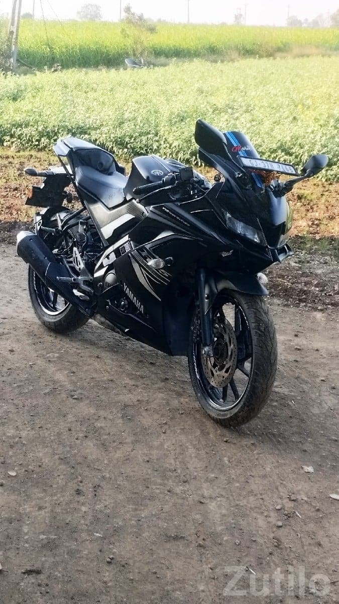 Yamaha R15 V3 Matte Black Bike image 3