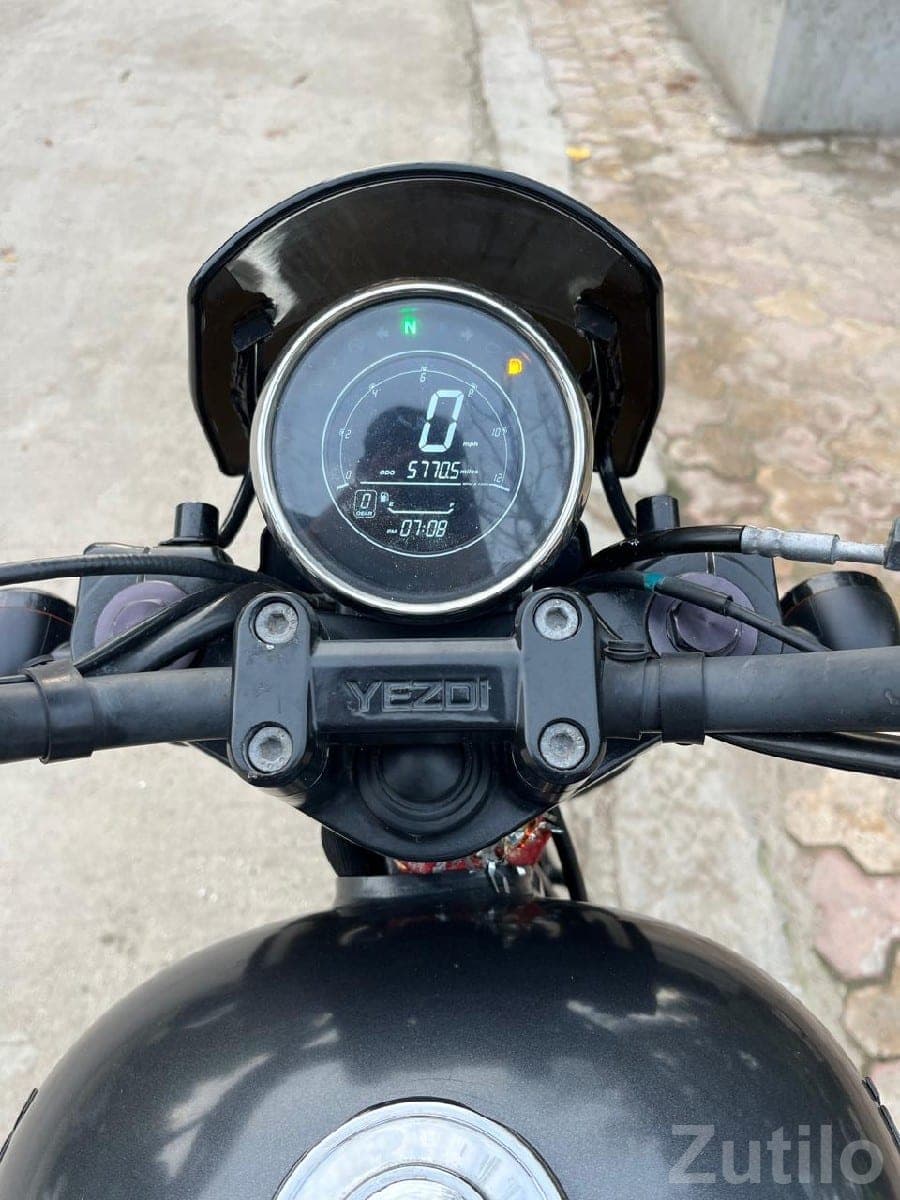 Yezdi Roadster 2022 Used Bike image 2