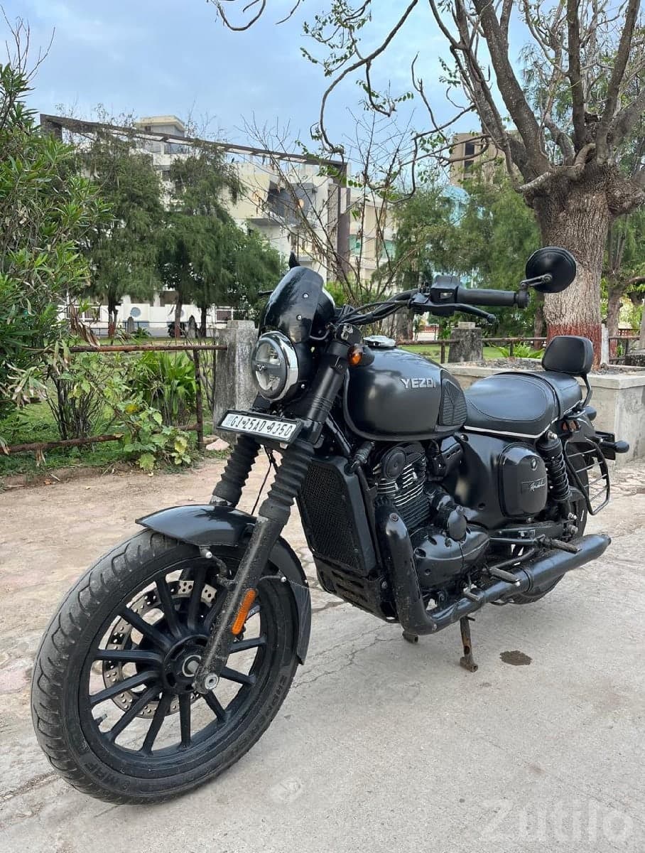 Yezdi Roadster 2022 Used Bike image 3