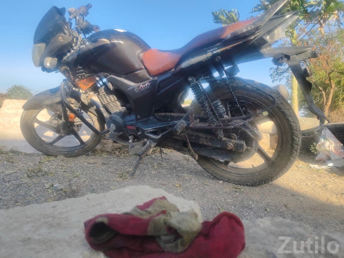 Used Hero Hunk 2016 Bike for Sale image 2