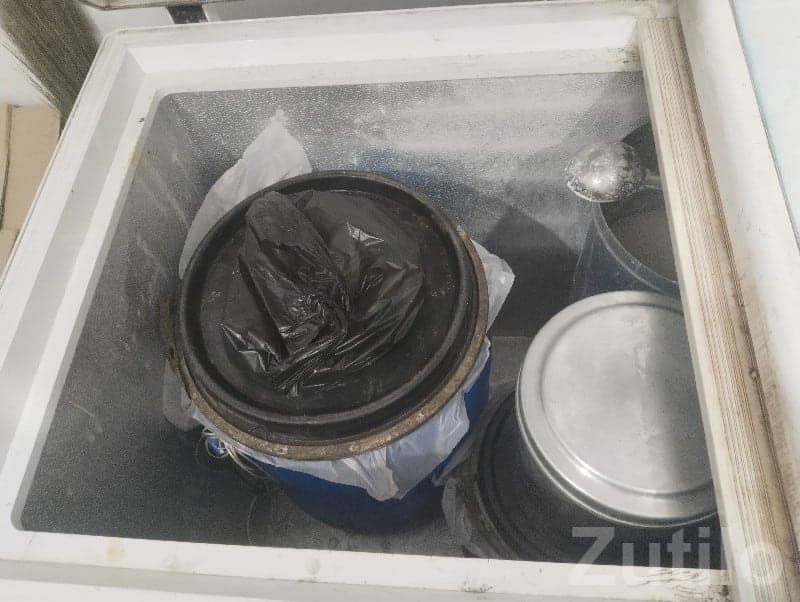 Momai Ice Cream Deep Freezer in Good Condition image 3