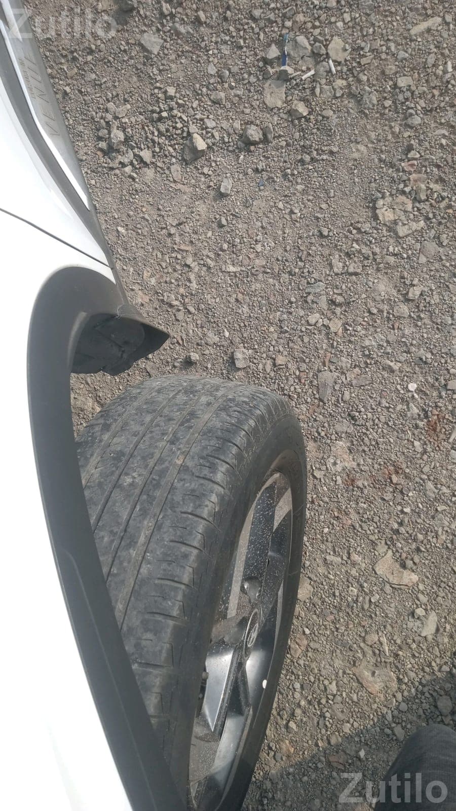 Passenger Car for Sale in White - Cars - Jamjodhpur - Image 4