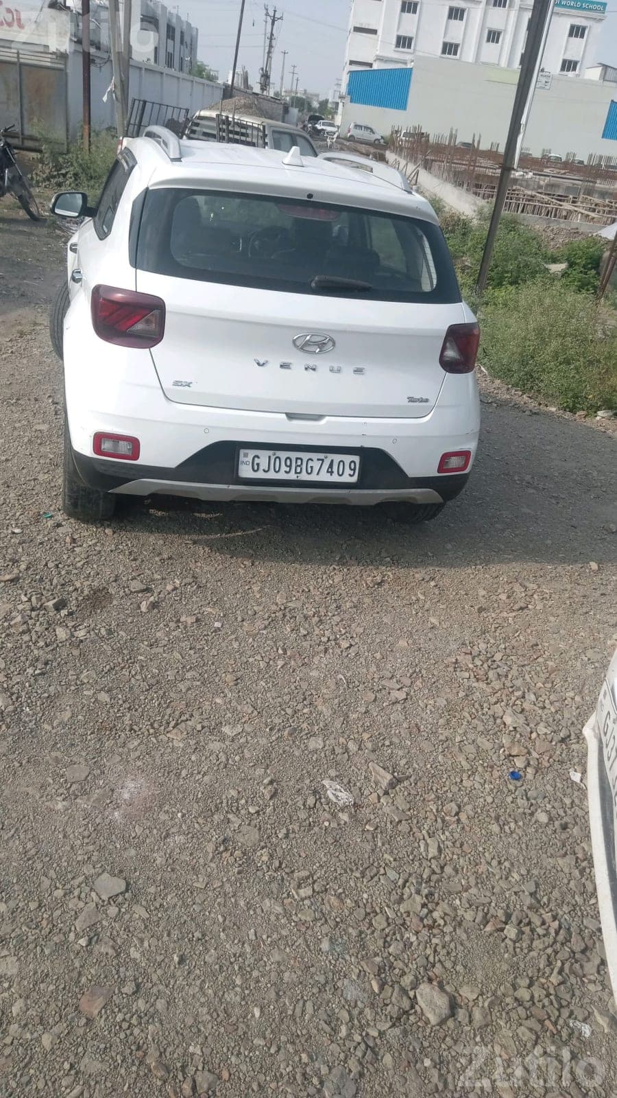 Passenger Car for Sale in White - Cars - Jamjodhpur - Image 3