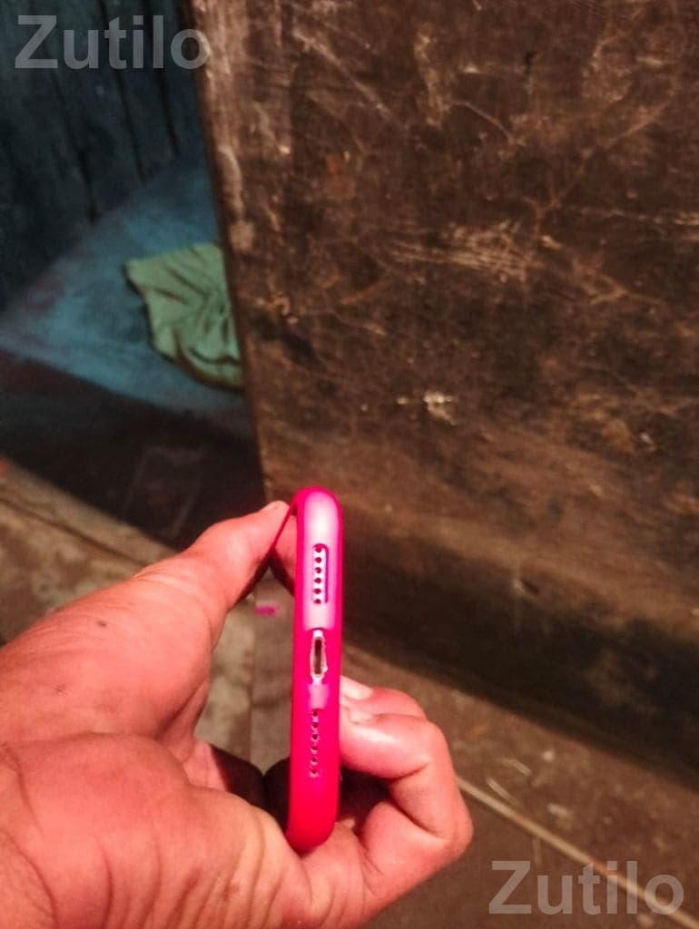 Apple iPhone Smartphone in Red - Mobile Phones - Surat City - Image 3