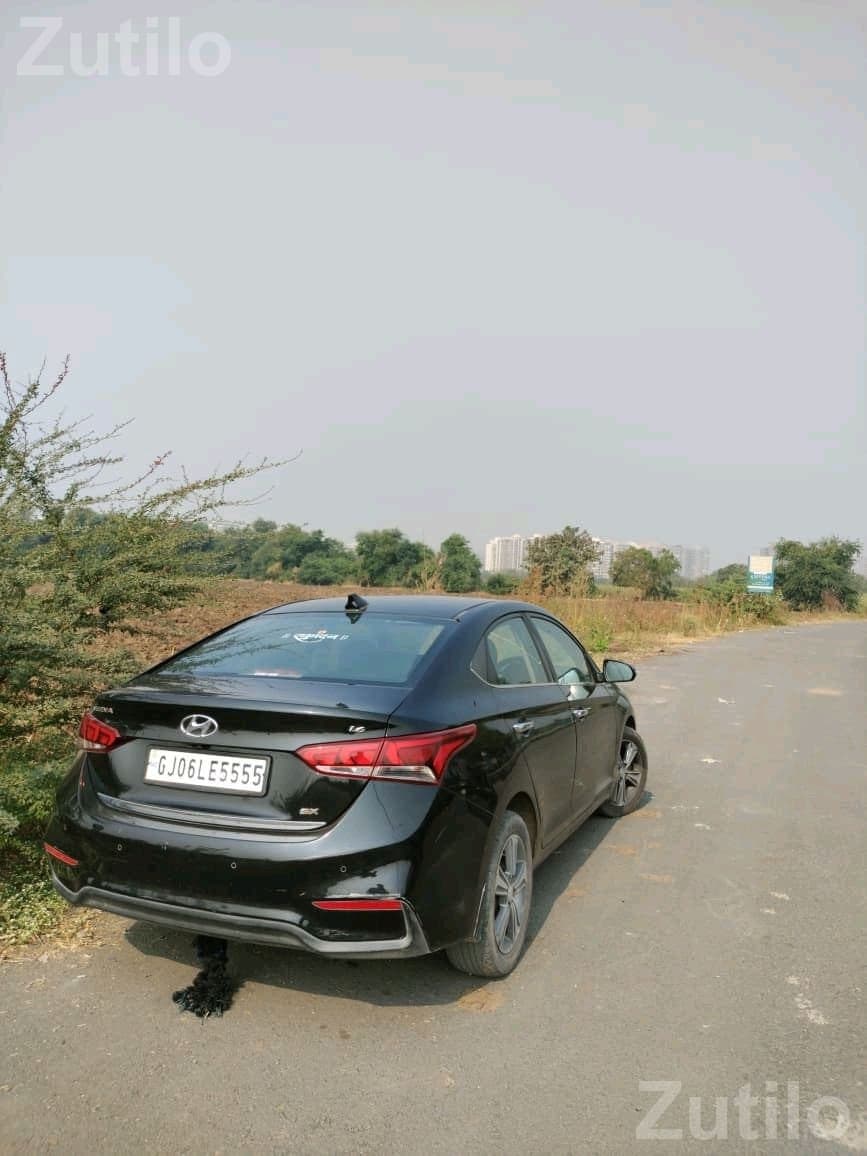 Hyundai Verna Black Sedan