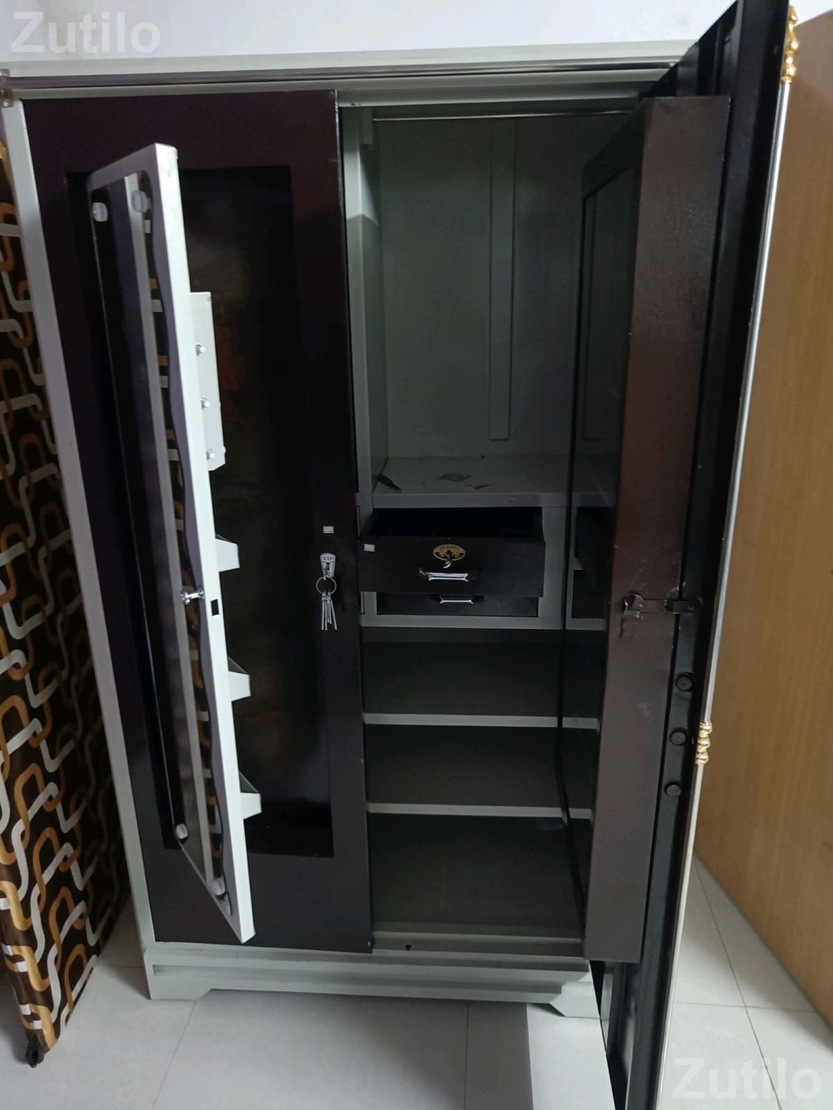 Steel Wardrobe Cupboard with Lock and Shelves - Cupboards & Storage - Surat City - Image 4