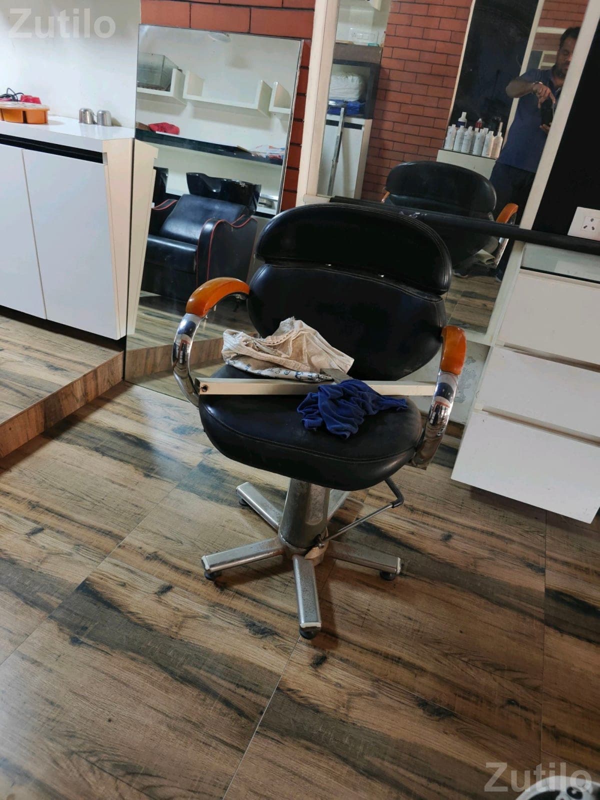 Salon Furniture Set with Chairs Sofa and Mirrors - ઓફિસ ફર્નિચર - અમદાવાદ શહેર - Image 3