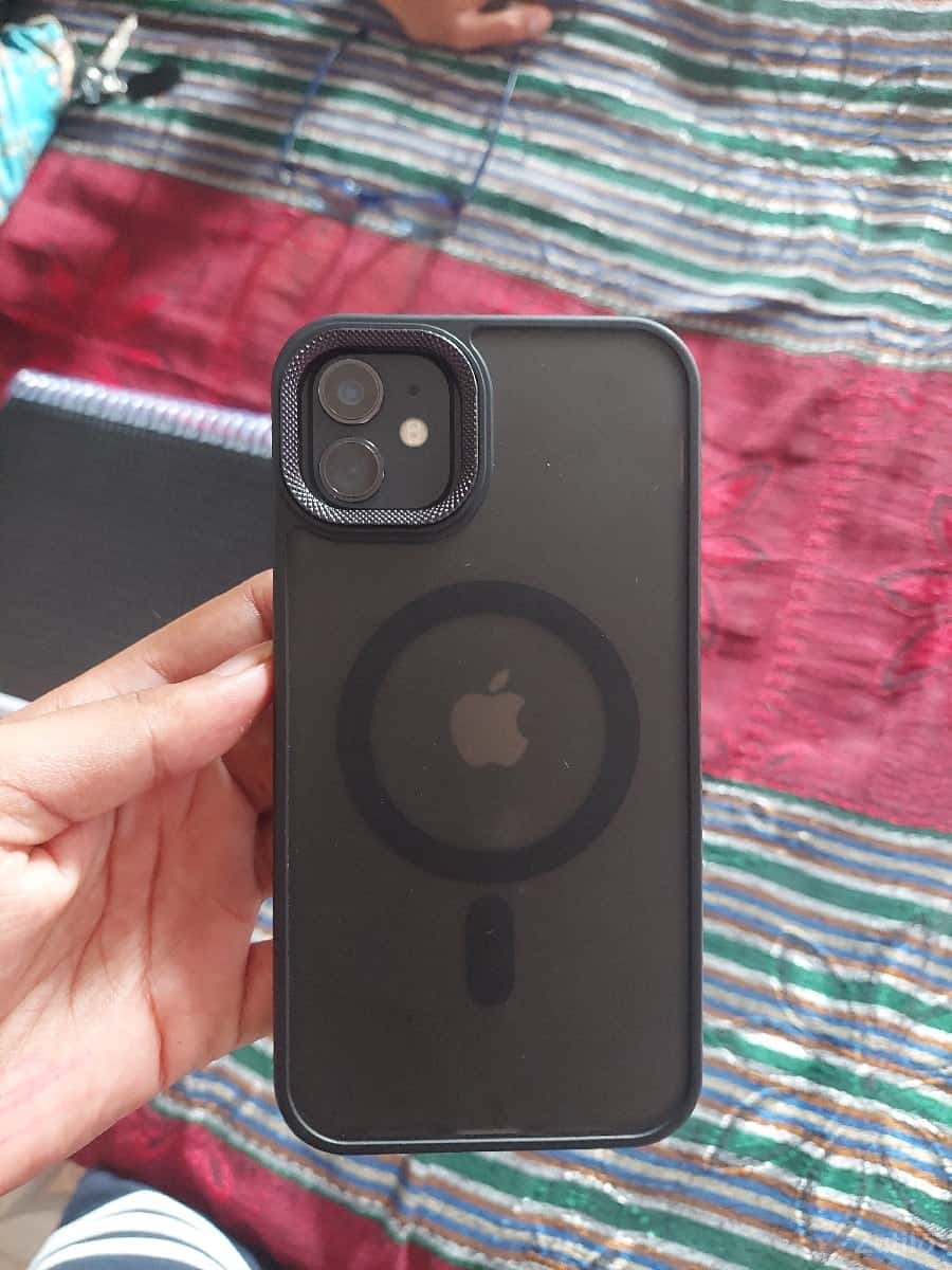 Apple iPhone 11 (128GB) વેચવાનો છે. Apple iPhone 11 (128GB) વેચવાનો છે.