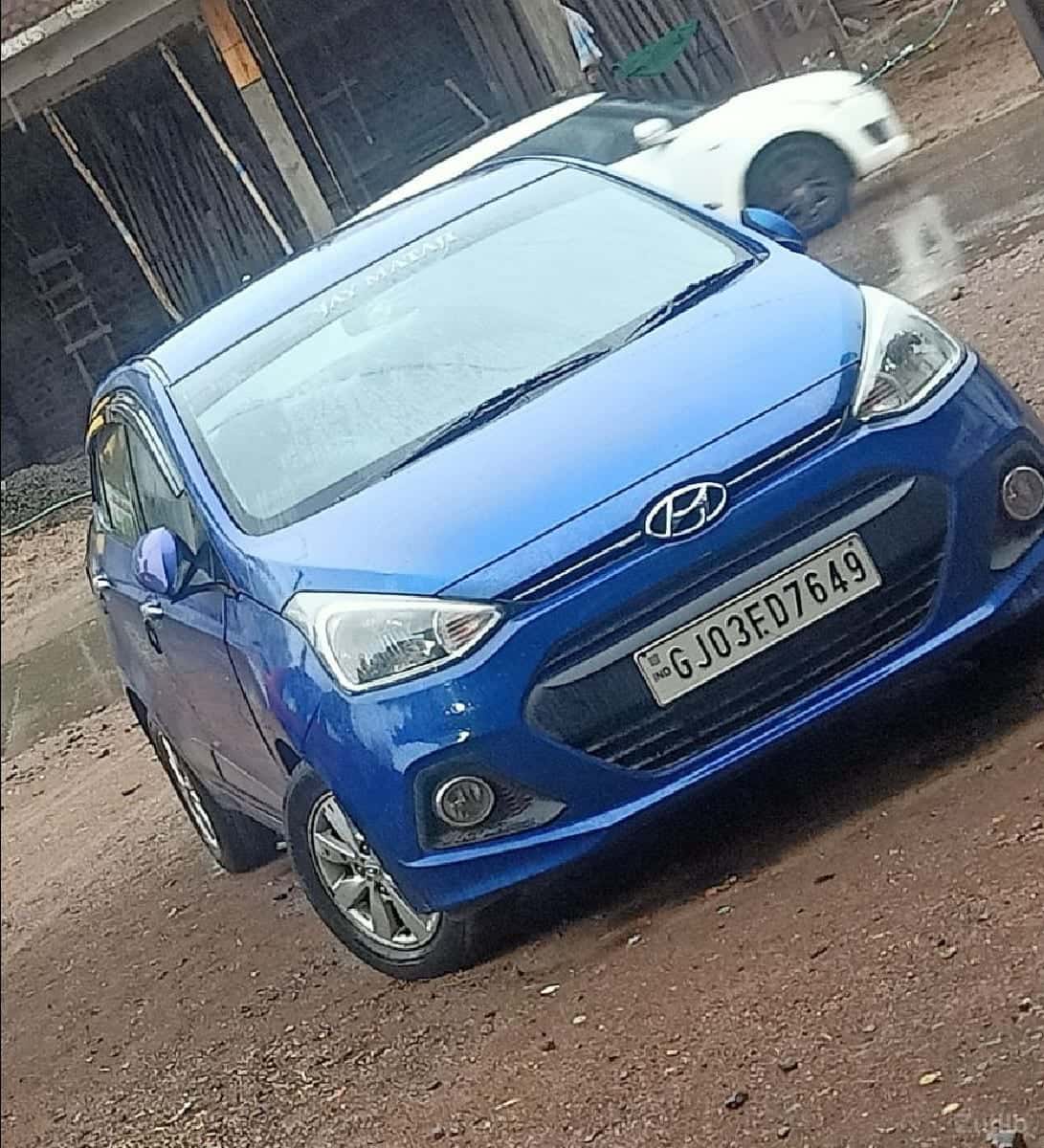 ગાડી મા લૉન ચાલુ છે ગાડી મા લૉન ચાલુ છે